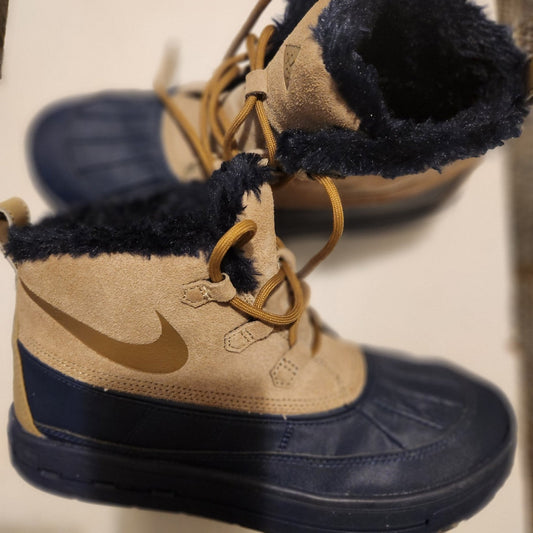 Nike sneakers shoes size  7y womens 8.5